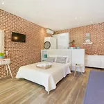 Golden Beachside Terrace Apartment *